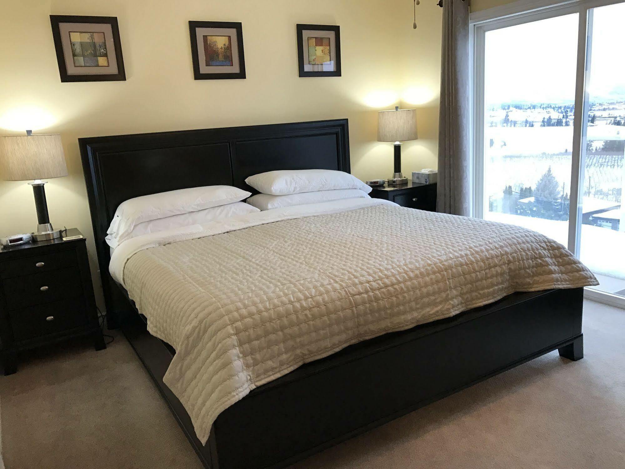 Acker Vacation Rentals Келоуна Екстер'єр фото