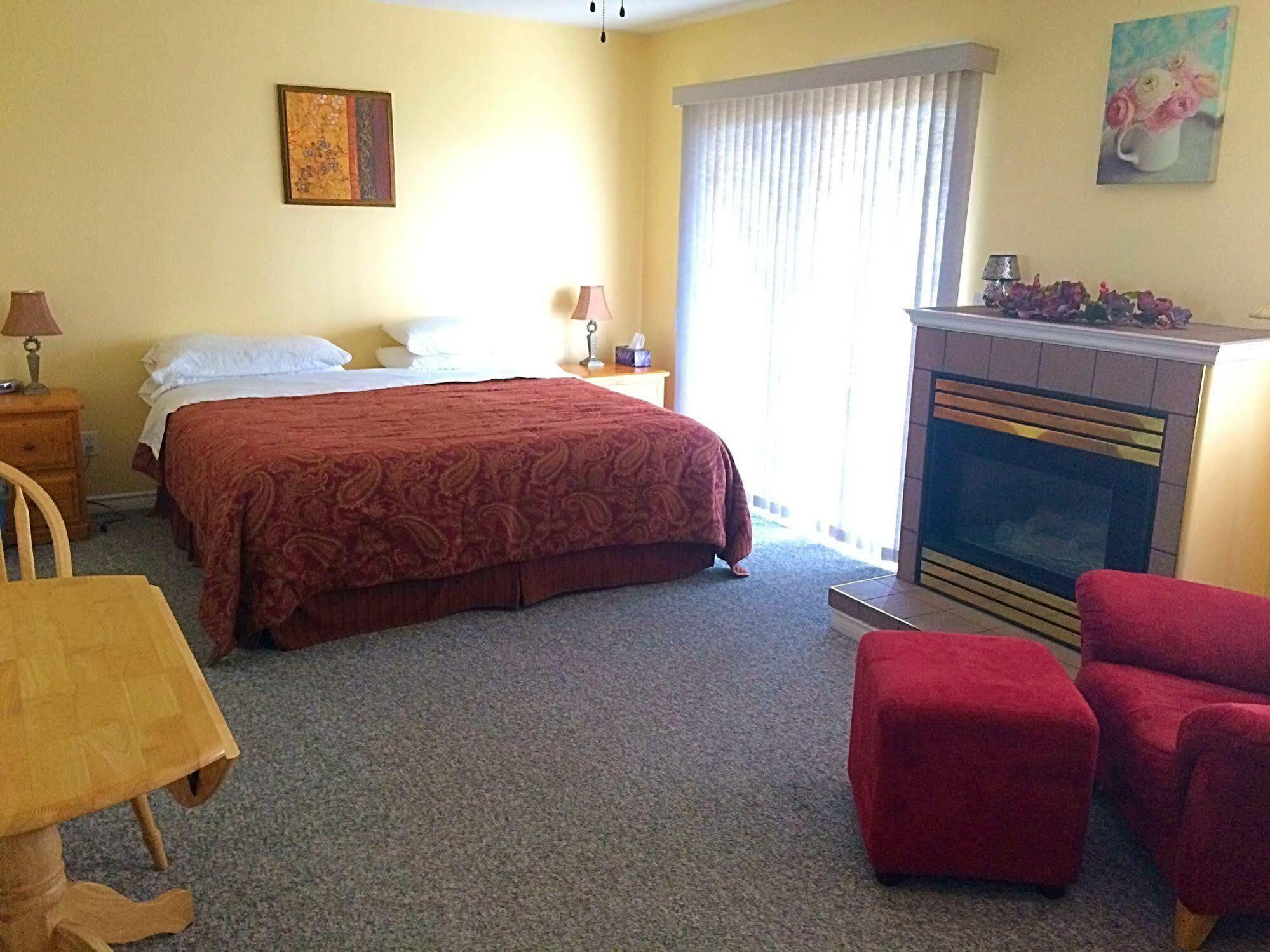 Acker Vacation Rentals Келоуна Екстер'єр фото